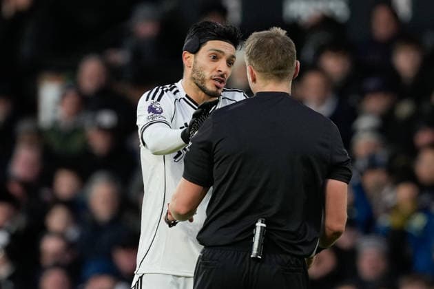 Fulham v Liverpool, Premier League Fulham forward Raul Jimenez (7) appeals to Referee Craig Pawson during the Premier League match between Fulham and Liverpool at Craven Cottage, London, UK on 4 January 2026. London Craven Cottage Greater London UK Editorial use only DataCo restrictions apply See www.football-dataco.com , Copyright: xStephenxFlynnx PSI-23529-0060