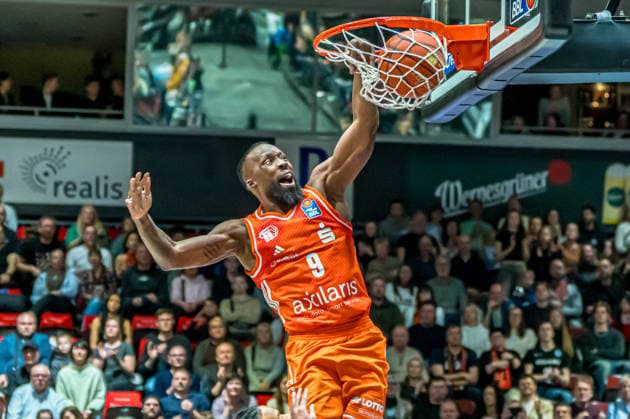 Chemnitz, Deutschland 04. Januar 2026: 1.BBL - 2025 2026 - Niners Chemnitz vs. Rasta Vechta Im Bild: John Newman III (99) mit einem Dunking Copyright: xFotostandx xNachtigallx