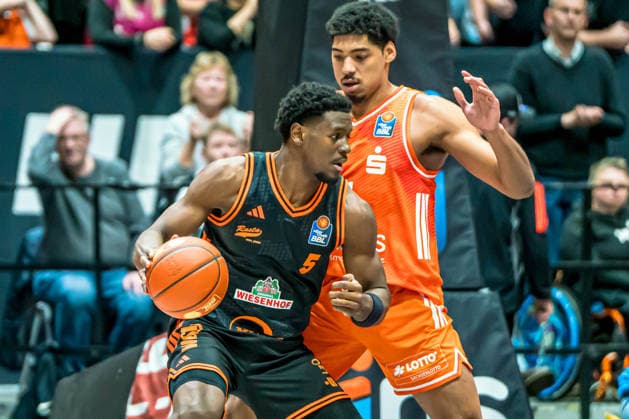 Chemnitz, Deutschland 04. Januar 2026: 1.BBL - 2025 2026 - Niners Chemnitz vs. Rasta Vechta Im Bild: v. li. im Zweikampf TJ Bamba (Vechta) und Kostja Mushidi (99) Copyright: xFotostandx xNachtigallx