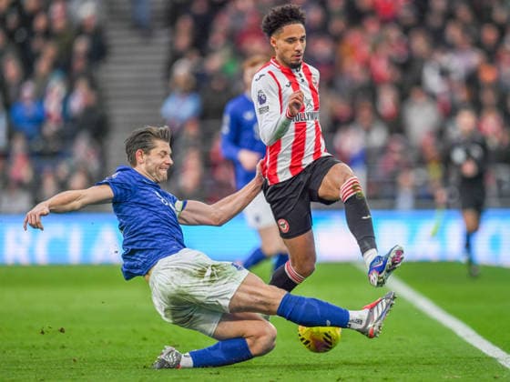 Everton v Brentford Premier League James Tarkowski of Everton and Kevin Schade of Brentford during the Premier League match at the Hill Dickson Stadium, Liverpool 04 01 2026 UK Newspapers OUT Copyright: xKarlxVallantinex FIL-22745-0049