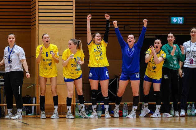 Wiebke Meyer (HC Leipzig, 41), Lilly Glimm (HC Leipzig, 22) und Bank Jubel, Torjubel, jubelt ueber Tor , HC Leipzig vs Fuechse Berlin, Handball, 2. Alsco Handball Bundesliga Frauen, 12. Spieltag, Saison 2025 2026, 04.01.2026, HC Leipzig vs Fuechse Berlin, Handball, 2. Alsco Handball Bundesliga Frauen, 12. Spieltag, Saison 2025 2026, 04.01.2026 Leipzig Copyright: xEibner-Pressefoto LauraxRoemerx EP_LRR