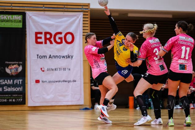 Lara Tauchmann (HC Leipzig, 28) wirft den Ball, wird von Berlinerinnen gehalten, HC Leipzig vs Fuechse Berlin, Handball, 2. Alsco Handball Bundesliga Frauen, 12. Spieltag, Saison 2025 2026, 04.01.2026, HC Leipzig vs Fuechse Berlin, Handball, 2. Alsco Handball Bundesliga Frauen, 12. Spieltag, Saison 2025 2026, 04.01.2026 Leipzig Copyright: xEibner-Pressefoto LauraxRoemerx EP_LRR