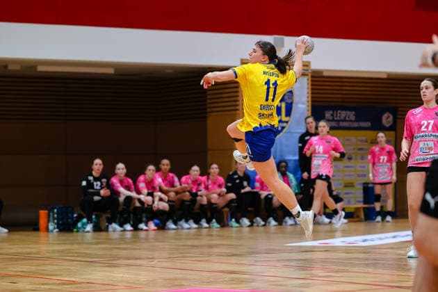 Alina Gaubatz (HC Leipzig, 11) springt, wirft den Ball, HC Leipzig vs Fuechse Berlin, Handball, 2. Alsco Handball Bundesliga Frauen, 12. Spieltag, Saison 2025 2026, 04.01.2026, HC Leipzig vs Fuechse Berlin, Handball, 2. Alsco Handball Bundesliga Frauen, 12. Spieltag, Saison 2025 2026, 04.01.2026 Leipzig Copyright: xEibner-Pressefoto LauraxRoemerx EP_LRR