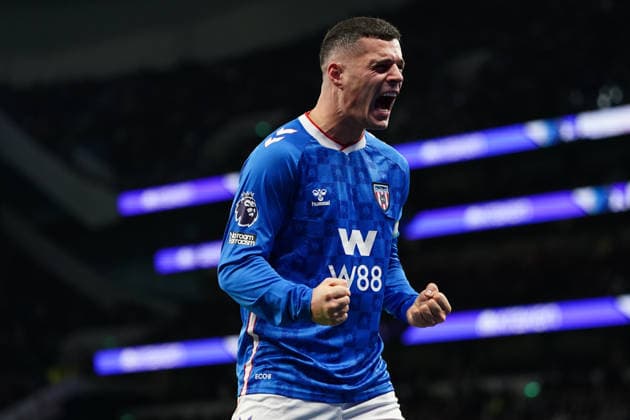 Premier League Tottenham Hotspur v Sunderland Granit Xhaka of Sunderland celebrates 1-1 equaliser with away support during the Premier League match Tottenham Hotspur vs Sunderland at Tottenham Hotspur Stadium, London, United Kingdom, 4th January 2026 (Photo by Harvey Murphy News Images) Copyright: xHarveyxMurphy NewsxImagesx