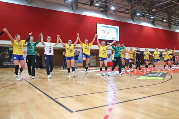 Handball, 2. Alsco HBF: HC Leipzig - Füchse Berlin; 04.01.2026 Das Team des HC Leipzig jubelt gemeinsam zu den Fans, nach ihrem Sieg. 2. Alsco Handball Bundesliga Frauen, HBF, Saison 2025 2026, 12. Spieltag: HC Leipzig vs. Füchse Berlin am 04.01.2026 in der Sporthalle Brüderstraße Leipzig. Copyright: xBEAUTIFULxSPORTS JanxKaeferx