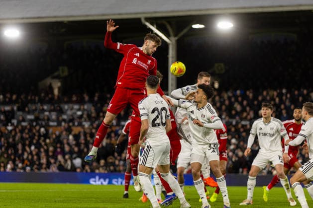 Football - FA Premier League - Fulham FC v Liverpool FC LONDON, ENGLAND - Sunday, January 4, 2026: Liverpool s Conor Bradley with an attempt on goal during the FA Premier League match between Fulham FC and Liverpool FC at Craven Cottage. (Photo by David Rawcliffe Propaganda) LONDON Craven Cottage GREATER LONDON ENGLAND  Copyright: xDavidxRawcliffex P2026-01-04-Fulham_Liverpool-75