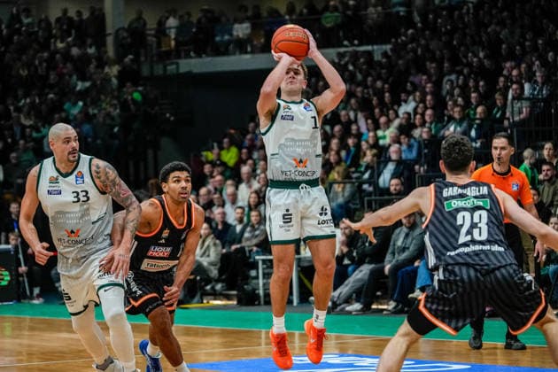04.01.2026, xdaymx, Basketball easyCredit BBL, Gladiators Trier - Ratiopharm Steven Ashworth (Trier) beim Wurf (DFL DFB REGULATIONS PROHIBIT ANY USE OF PHOTOGRAPHS as IMAGE SEQUENCES and or QUASI-VIDEO) Trier