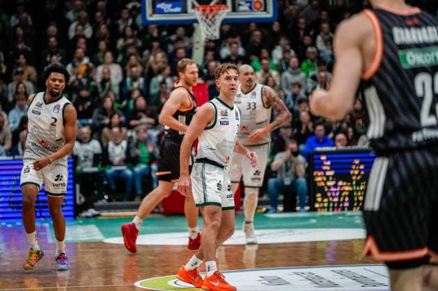 04.01.2026, xdaymx, Basketball easyCredit BBL, Gladiators Trier - Ratiopharm Steven Ashworth (Trier) beim Wurf (DFL DFB REGULATIONS PROHIBIT ANY USE OF PHOTOGRAPHS as IMAGE SEQUENCES and or QUASI-VIDEO) Trier