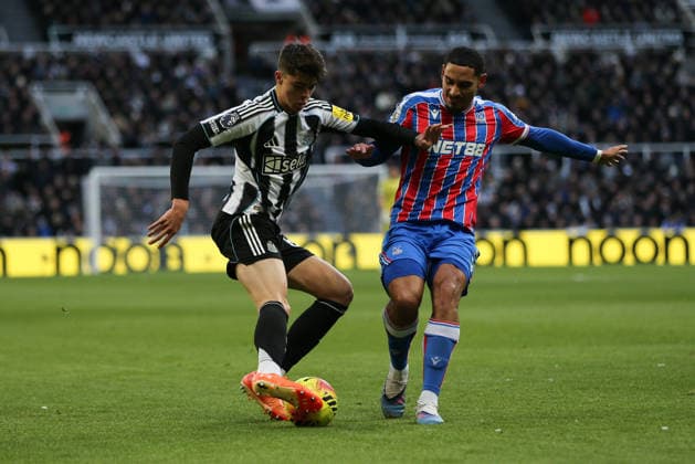 Newcastle United v Crystal Palace - Premier League Lewis Miley of Newcastle United is pressed by Maxence Lacroix of Crystal Palace during the Premier League match between Newcastle United and Crystal Palace at St. James s Park in Newcastle, United Kingdom, on January 4, 2026. Newcastle Tyne and Wear United Kingdom  Copyright: xMIxNewsx originalFilename:fletcher-newcastl260104_npIWq.jpg