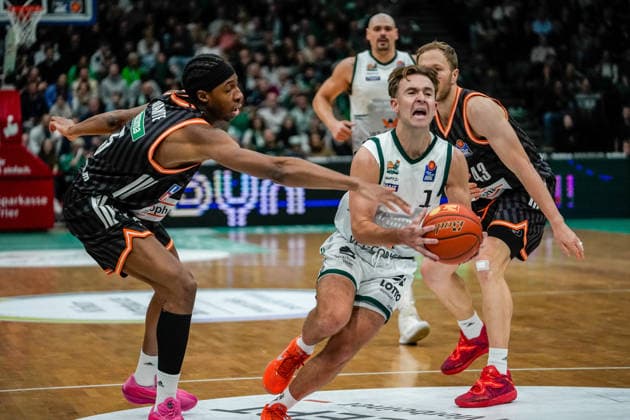 04.01.2026, xdaymx, Basketball easyCredit BBL, Gladiators Trier - Ratiopharm Neuzugang Steven Ashworth (Trier) setzt sich im Dribbling durch (DFL DFB REGULATIONS PROHIBIT ANY USE OF PHOTOGRAPHS as IMAGE SEQUENCES and or QUASI-VIDEO) Trier