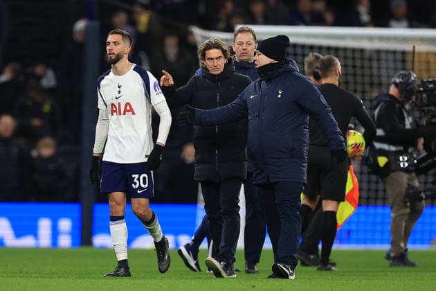Tottenham Hotspur v Sunderland, Premier League Tottenham Hotspur Manager Thomas Frank points to a staff member to remove Tottenham Hotspur Midfielder Rodrigo Bentancur (30) off the field of play at full time during the Premier League match between Tottenham Hotspur and Sunderland at Tottenham Hotspur Stadium, London, UK on 4 January 2026. Editorial use only DataCo restrictions apply See www.football-dataco.com , Copyright: xChrisxFoxwellx PSI-23530-0034