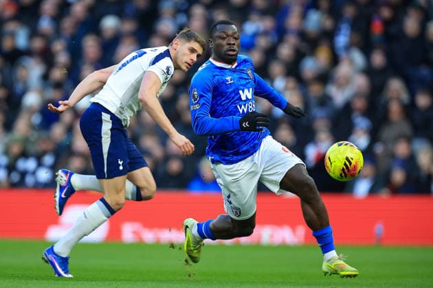 Tottenham Hotspur v Sunderland, Premier League Tottenham Hotspur Defender Micky van de Ven (37) battles for the ball with Sunderland Forward Brian Brobbey (9) during the Premier League match between Tottenham Hotspur and Sunderland at Tottenham Hotspur Stadium, London, UK on 4 January 2026. Editorial use only DataCo restrictions apply See www.football-dataco.com , Copyright: xChrisxFoxwellx PSI-23530-0051