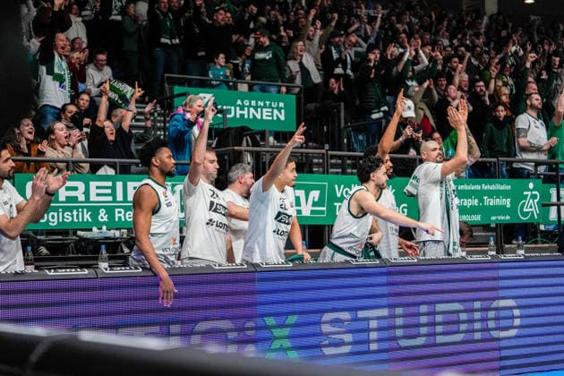 04.01.2026, xdaymx, Basketball easyCredit BBL, Gladiators Trier - Ratiopharm Auswechselbank bejubelt drei Punkte (Trier) (DFL DFB REGULATIONS PROHIBIT ANY USE OF PHOTOGRAPHS as IMAGE SEQUENCES and or QUASI-VIDEO) Trier