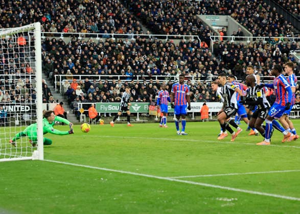 Newcastle United v Crystal Palace Premier League Dean Henderson of Crystal Palace (left) parries a shot during the Premier League match at St. James s Park, Newcastle 04 01 2026 UK Newspapers OUT Copyright: xFredxPalmerx FIL-22748-0140