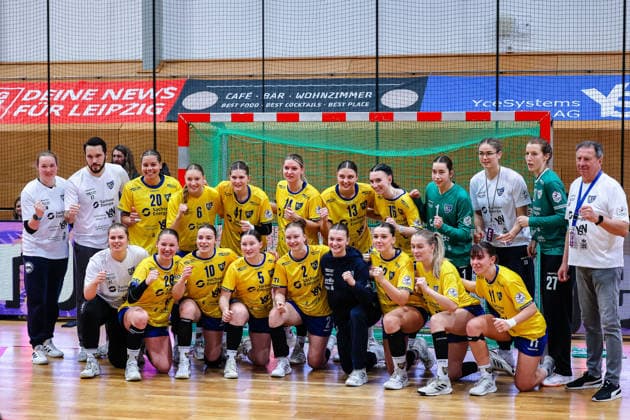 Mannschaftsfoto HC Leipzig mit Erik Toepfer (HC Leipzig, Chef-Trainer), Staff, Lisa Lammich (HC Leipzig, 76) Jubel Freude nach dem Sieg, HC Leipzig vs Fuechse Berlin, Handball, 2. Alsco Handball Bundesliga Frauen, 12. Spieltag, Saison 2025 2026, 04.01.2026, HC Leipzig vs Fuechse Berlin, Handball, 2. Alsco Handball Bundesliga Frauen, 12. Spieltag, Saison 2025 2026, 04.01.2026 Leipzig Copyright: xEibner-Pressefoto LauraxRoemerx EP_LRR