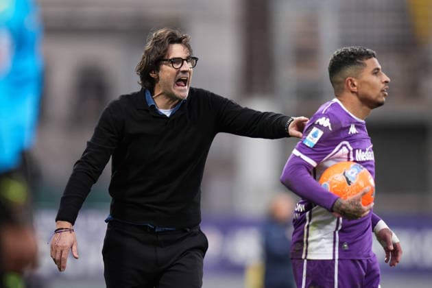 FiorentinaÕs head coach Paolo Vanoli shouts instructions to his players during the Serie A soccer match between Fiorentina and Cremonese at the Artemio Franchi Stadium in Florence, north Italy - Sunday, January 4, 2026 -  Copyright: xMassimoxPaolone LaPressex