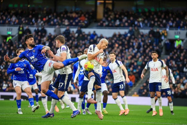 Tottenham Hotspur v Sunderland, Premier League Sunderland Defender Omar Alderete (15) battles for the ball with Tottenham Hotspur Defender Micky van de Ven (37) during the Premier League match between Tottenham Hotspur and Sunderland at Tottenham Hotspur Stadium, London, UK on 4 January 2026. Editorial use only DataCo restrictions apply See www.football-dataco.com , Copyright: xChrisxFoxwellx PSI-23530-0062