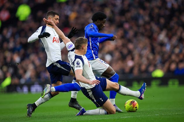 Tottenham Hotspur v Sunderland, Premier League Tottenham Hotspur Defender Micky van de Ven (37) tackles Sunderland Forward Eliezer Mayenda (12) during the Premier League match between Tottenham Hotspur and Sunderland at Tottenham Hotspur Stadium, London, UK on 4 January 2026. Editorial use only DataCo restrictions apply See www.football-dataco.com , Copyright: xChrisxFoxwellx PSI-23530-0069