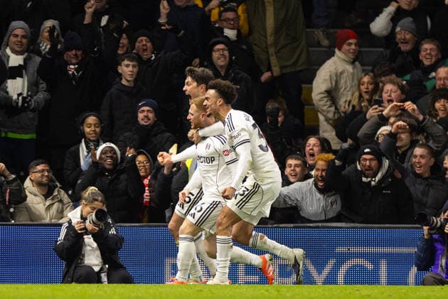 Football - FA Premier League - Fulham FC v Liverpool FC LONDON, ENGLAND - Sunday, January 4, 2026: Fulham s Harrison Reed celebrates with team-mates Jorge Cuenca and Antonee Robinson after scoring his side s second and equalising goal during the FA Premier League match between Fulham FC and Liverpool FC at Craven Cottage. (Photo by David Rawcliffe Propaganda) LONDON Craven Cottage GREATER LONDON ENGLAND  Copyright: xDavidxRawcliffex P2026-01-04-Fulham_Liverpool-93