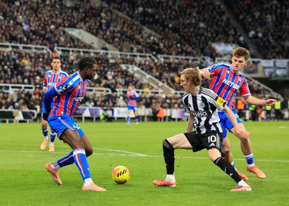 Newcastle United v Crystal Palace Premier League Jaydee Canvot of Crystal Palace (left) defends against Anthony Gordon of Newcastle United during the Premier League match at St. James s Park, Newcastle 04 01 2026 UK Newspapers OUT Copyright: xFredxPalmerx FIL-22748-0171