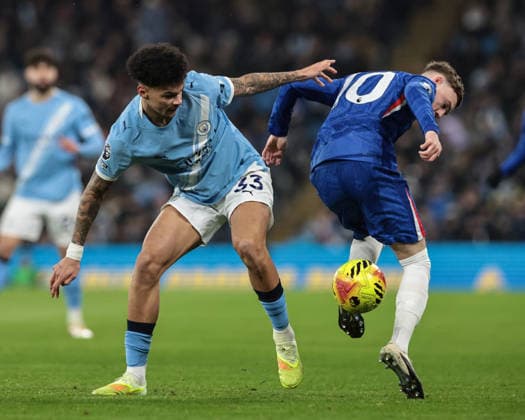 Premier League Manchester City v Chelsea Nico O Reilly of Manchester City and Cole Palmer of Chelsea battle for the ball during the Premier League match Manchester City vs Chelsea at Etihad Stadium, Manchester, United Kingdom, 4th January 2026 (Photo by Mark Cosgrove News Images) Manchester Etihad Stadium Manchester United, ManU Kingdom Copyright: xMarkxCosgrove NewsxImagesx