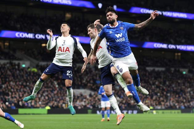 Tottenham v Sunderland 04 January 2026, London - Premier League Football - Tottenham Hotspur v Sunderland - Pedro Porro and Ben Davies of Tottenham Hotspur and Omar Alderete of Sunderland go up for a header - Photo: Charlotte Wilson Offside. London UK Copyright: xCharlottexWilsonx xOffsidexOffside