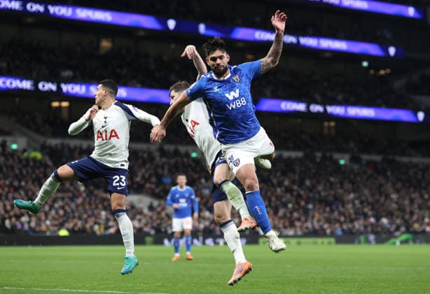 Tottenham v Sunderland 04 January 2026, London - Premier League Football - Tottenham Hotspur v Sunderland - Omar Alderete of Sunderland go up for a header - Photo: Charlotte Wilson Offside. London UK Copyright: xCharlottexWilsonx xOffsidexOffside