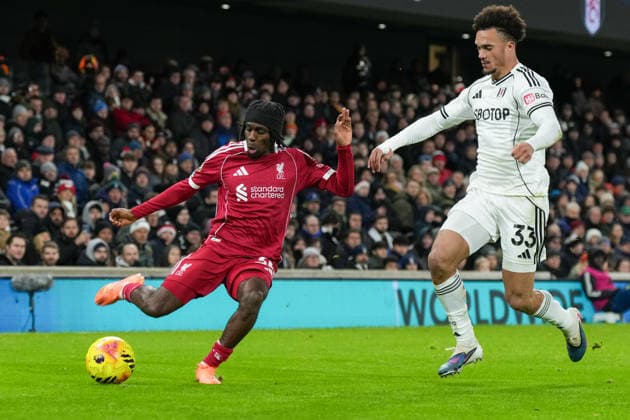 Fulham v Liverpool, Premier League Liverpool defender Jeremie Frimpong (30) crosses the ball during the Premier League match between Fulham and Liverpool at Craven Cottage, London, UK on 4 January 2026. London Craven Cottage Greater London UK Editorial use only DataCo restrictions apply See www.football-dataco.com , Copyright: xStephenxFlynnx PSI-23529-0086