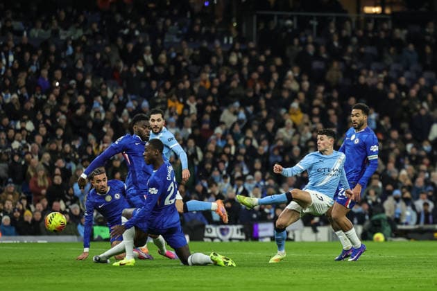 Premier League Manchester City v Chelsea Phil Foden of Manchester City shoots on goal during the Premier League match Manchester City vs Chelsea at Etihad Stadium, Manchester, United Kingdom, 4th January 2026 (Photo by Mark Cosgrove News Images) Manchester Etihad Stadium Manchester United, ManU Kingdom Copyright: xMarkxCosgrove NewsxImagesx