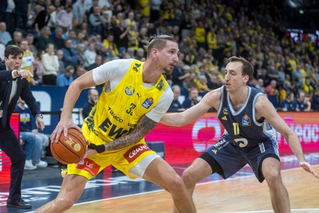 Oldenburg, Niedersachsen, DEU, 04.01.2026, Tomislav Zubcic (links, EWE Baskets Oldenburg) und Moses Wood (rechts, Alba Berlin). EWE Baskets Oldenburg vs. Alba Berlin. Basketball. 1. Basketball-Bundesliga Saison 2025 2026, 14. Spieltag, Grosse EWE Arena. EWE Baskets Oldenburg vs. Alba Berlin
