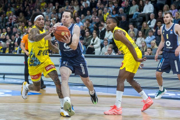 Oldenburg, Niedersachsen, DEU, 04.01.2026, Justin Bean (Mitte, Alba Berlin), Michale Kyser (links, EWE Baskets Oldenburg) und James Woodard (rechts, EWE Baskets Oldenburg) unbd Malte Delow (rechts, Alba Berlin). EWE Baskets Oldenburg vs. Alba Berlin. Basketball. 1. Basketball-Bundesliga Saison 2025 2026, 14. Spieltag, Grosse EWE Arena. EWE Baskets Oldenburg vs. Alba Berlin
