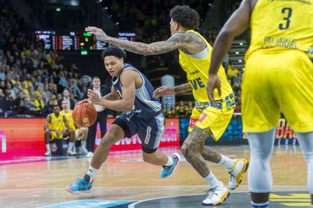 Oldenburg, Niedersachsen, DEU, 04.01.2026, Jack Kayil (links, Alba Berlin) und Michale Kyser (Mitte, EWE Baskets Oldenburg). EWE Baskets Oldenburg vs. Alba Berlin. Basketball. 1. Basketball-Bundesliga Saison 2025 2026, 14. Spieltag, Grosse EWE Arena. EWE Baskets Oldenburg vs. Alba Berlin