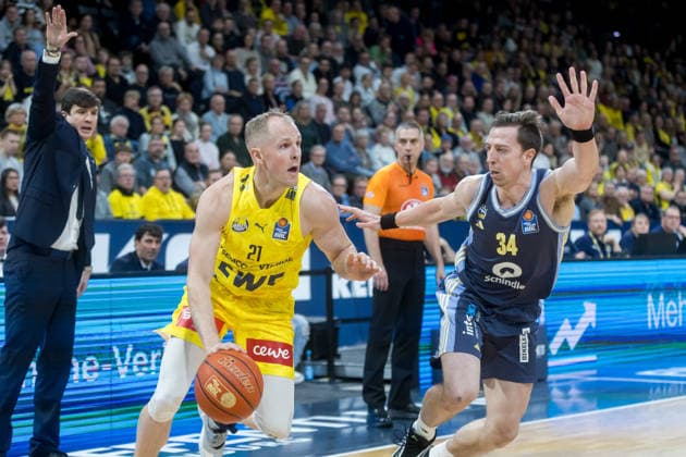 Oldenburg, Niedersachsen, DEU, 04.01.2026, Seth Hinrichs (links, EWE Baskets Oldenburg) und Justin Bean (rechts, Alba Berlin). EWE Baskets Oldenburg vs. Alba Berlin. Basketball. 1. Basketball-Bundesliga Saison 2025 2026, 14. Spieltag, Grosse EWE Arena. EWE Baskets Oldenburg vs. Alba Berlin