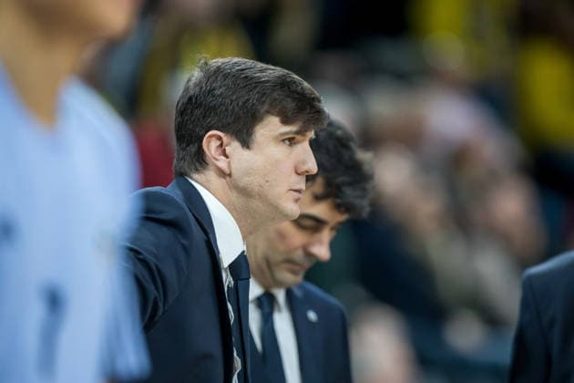 Oldenburg, Niedersachsen, DEU, 04.01.2026, Head-Coach Pedro Calles (Alba Berlin). EWE Baskets Oldenburg vs. Alba Berlin. Basketball. 1. Basketball-Bundesliga Saison 2025 2026, 14. Spieltag, Grosse EWE Arena. EWE Baskets Oldenburg vs. Alba Berlin