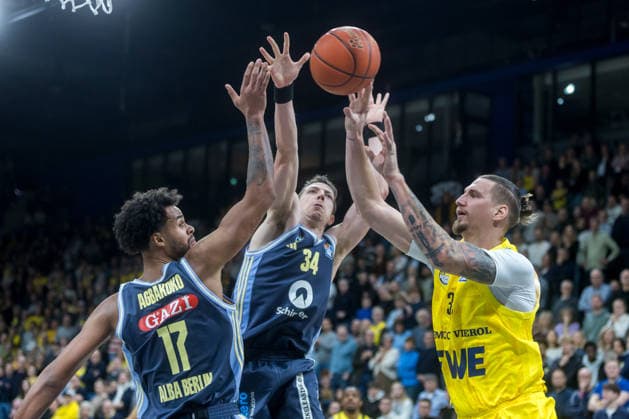 Oldenburg, Niedersachsen, DEU, 04.01.2026, Tomislav Zubcic (rechts, EWE Baskets Oldenburg), Justin Bean (Mitte, Alba Berlin) und Norris Agbakoko (links, Alba Berlin). EWE Baskets Oldenburg vs. Alba Berlin. Basketball. 1. Basketball-Bundesliga Saison 2025 2026, 14. Spieltag, Grosse EWE Arena. EWE Baskets Oldenburg vs. Alba Berlin