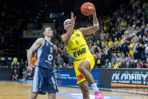 Oldenburg, Niedersachsen, DEU, 04.01.2026, Nicholas Tischler (rechts, EWE Baskets Oldenburg) und Martin Hermannsson (links, Alba Berlin). EWE Baskets Oldenburg vs. Alba Berlin. Basketball. 1. Basketball-Bundesliga Saison 2025 2026, 14. Spieltag, Grosse EWE Arena. EWE Baskets Oldenburg vs. Alba Berlin