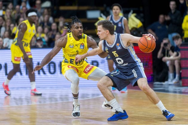 Oldenburg, Niedersachsen, DEU, 04.01.2026, Christopher Clemons (links, EWE Baskets Oldenburg) und Martin Hermannsson (rechts, Alba Berlin). EWE Baskets Oldenburg vs. Alba Berlin. Basketball. 1. Basketball-Bundesliga Saison 2025 2026, 14. Spieltag, Grosse EWE Arena. EWE Baskets Oldenburg vs. Alba Berlin