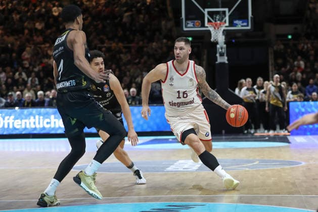 04.01.2026, xgox, Basketball, easyCredit BBL, Basketball Loewen Braunschweig - FC Bayern München emspor, v.l. Joshua Obiesie (Braunschweig, 8), Stefan Jovic (Bayern, 16) Braunschweig