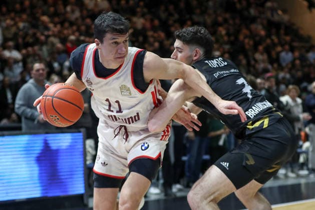 04.01.2026, xgox, Basketball, easyCredit BBL, Basketball Loewen Braunschweig - FC Bayern München emspor, v.l. Vladimir Lucic (Bayern, 11), Nikola Tomic (Braunschweig) Zweikampf, Duell, Kampf, tackle Braunschweig