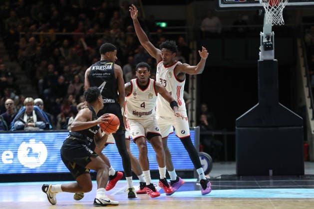 04.01.2026, xgox, Basketball, easyCredit BBL, Basketball Loewen Braunschweig - FC Bayern München emspor, v.l. Xavier Rathan Mayes (Bayern, 4) und David McCormack (Bayern, 33) blocken ihre Gegenspieler Braunschweig