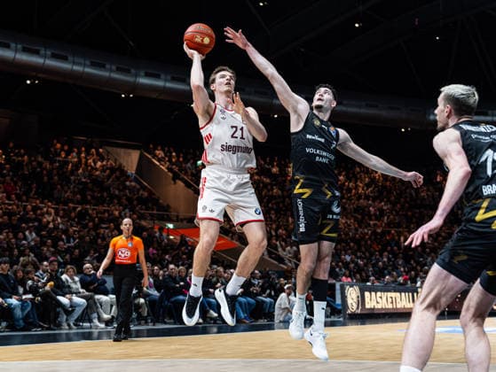 Justus Hollatz (FC Bayern Muenchen, 21) mit einem Wurf. Nikola Tomic (Basketball Loewen Braunschweig, 07) versucht zu blocken Basketball Loewen Braunschweig vs. FC Bayern Muenchen, Basketball, easyCredit Basketball Bundesliga, 14. Spieltag, Saison 2025 2026, 04.01.2026 Basketball Loewen Braunschweig vs. FC Bayern Muenchen, Basketball, easyCredit Basketball Bundesliga, 14. Spieltag, Saison 2025 2026, 04.01.2026 Braunschweig Copyright: xEibner-Pressefoto DamianxKruczynx EP_DKI