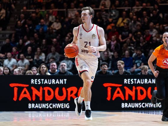 Justus Hollatz (FC Bayern Muenchen, 21) im Dribbling Basketball Loewen Braunschweig vs. FC Bayern Muenchen, Basketball, easyCredit Basketball Bundesliga, 14. Spieltag, Saison 2025 2026, 04.01.2026 Basketball Loewen Braunschweig vs. FC Bayern Muenchen, Basketball, easyCredit Basketball Bundesliga, 14. Spieltag, Saison 2025 2026, 04.01.2026 Braunschweig Copyright: xEibner-Pressefoto DamianxKruczynx EP_DKI