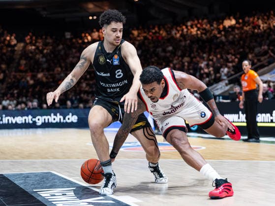 Xavier Rathan-Mayes (FC Bayern Muenchen, 04) verliert den Ball im Zweikampf gegen Joshua Obiesie (Basketball Loewen Braunschweig, 08) Basketball Loewen Braunschweig vs. FC Bayern Muenchen, Basketball, easyCredit Basketball Bundesliga, 14. Spieltag, Saison 2025 2026, 04.01.2026 Basketball Loewen Braunschweig vs. FC Bayern Muenchen, Basketball, easyCredit Basketball Bundesliga, 14. Spieltag, Saison 2025 2026, 04.01.2026 Braunschweig Copyright: xEibner-Pressefoto DamianxKruczynx EP_DKI