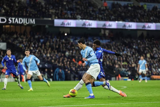 Premier League Manchester City v Chelsea Tijjani Reijnders of Manchester City is tackled by Josh Acheampong of Chelsea during the Premier League match Manchester City vs Chelsea at Etihad Stadium, Manchester, United Kingdom, 4th January 2026 (Photo by Mark Cosgrove News Images) Manchester Etihad Stadium Manchester United, ManU Kingdom Copyright: xMarkxCosgrove NewsxImagesx