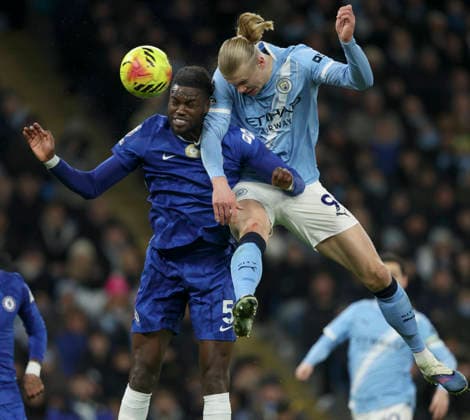 Manchester City v Chelsea - Premier League Benoit Badiashile of Chelsea and Erling Haaland of Manchester City challenge during the Premier League match between Manchester City and Chelsea at Etihad Stadium on January 4, 2026 in Manchester, England. WARNING! This Photograph May Only Be Used For Newspaper And Or Magazine Editorial Purposes. May Not Be Used For Publications Involving 1 player, 1 Club Or 1 Competition Without Written Authorisation From Football DataCo Ltd. For Any Queries, Please Contact Football DataCo Ltd on +44 (0) 207 864 9121 Manchester Etihad Stadium England United Kingdom Copyright: xAllstarxPicturexLibraryxLtdx