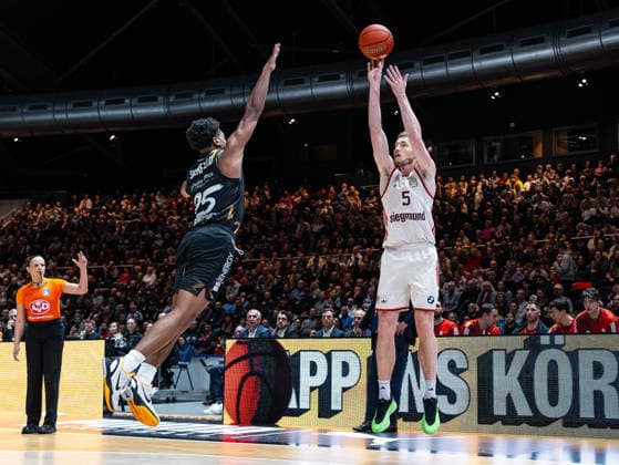 Niels Giffey (FC Bayern Muenchen, 05) beim 3 Meter Wurf gegen Grant Sherfield (Basketball Loewen Braunschweig, 25) Basketball Loewen Braunschweig vs. FC Bayern Muenchen, Basketball, easyCredit Basketball Bundesliga, 14. Spieltag, Saison 2025 2026, 04.01.2026 Basketball Loewen Braunschweig vs. FC Bayern Muenchen, Basketball, easyCredit Basketball Bundesliga, 14. Spieltag, Saison 2025 2026, 04.01.2026 Braunschweig Copyright: xEibner-Pressefoto DamianxKruczynx EP_DKI