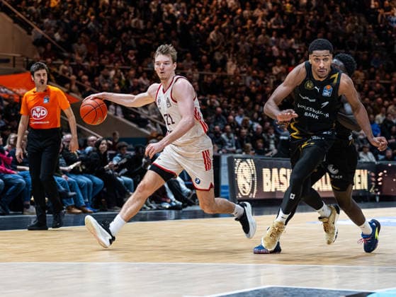Justus Hollatz (FC Bayern Muenchen, 21) im Dribbling gegen David N Guessan (Basketball Loewen Braunschweig, 01) und Barra Njie (Basketball Loewen Braunschweig, 13) Basketball Loewen Braunschweig vs. FC Bayern Muenchen, Basketball, easyCredit Basketball Bundesliga, 14. Spieltag, Saison 2025 2026, 04.01.2026 Basketball Loewen Braunschweig vs. FC Bayern Muenchen, Basketball, easyCredit Basketball Bundesliga, 14. Spieltag, Saison 2025 2026, 04.01.2026 Braunschweig Copyright: xEibner-Pressefoto DamianxKruczynx EP_DKI