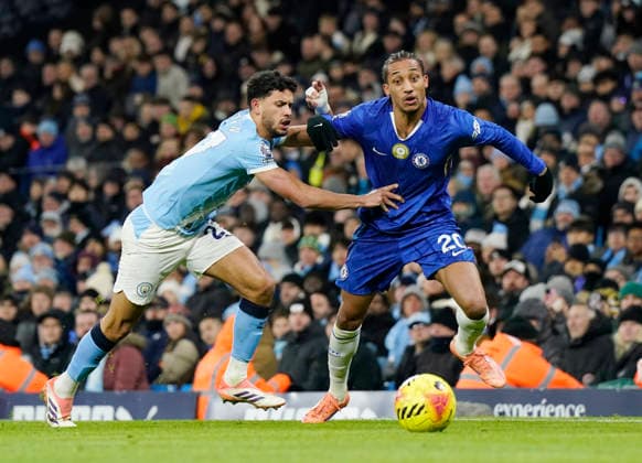 Manchester, England, 4th January 2026. Matheus Nunes of Manchester City tussles with Joao Pedro of Chelsea during the Manchester City vs Chelsea Premier League match at the Etihad Stadium, Manchester. Picture credit should read: Andrew Yates Sportimage EDITORIAL USE ONLY. No use with unauthorised audio, video, data, fixture lists, club league logos or live services. Online in-match use limited to 120 images, no video emulation. No use in betting, games or single club league player publications. SPI_054_AY_Man_City_Chelsea SPI-4432-0053