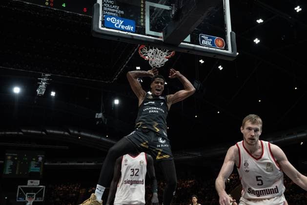Spielaktion mit David NGuessan (1; Basketball Löwen Braunschweig) und Niels Giffey (5; FC Bayern Basketball) in der Korbnähe David NGuessan (1; Basketball Löwen Braunschweig) in Aktion am Korb