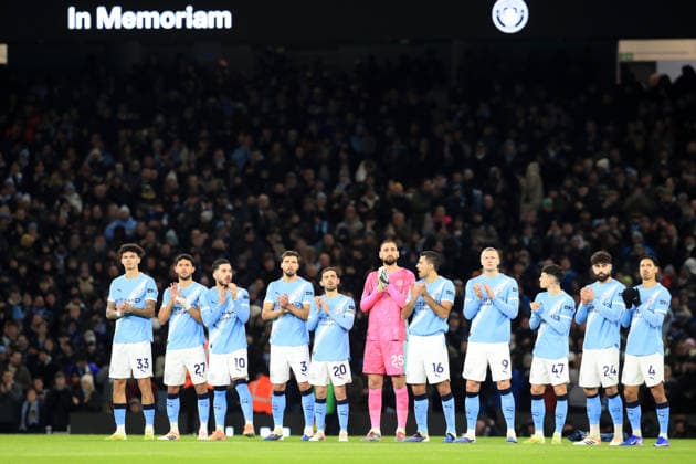 4th January 2026; Etihad Stadium, Manchester, Lancashire, England; Premier League Football, Manchester City versus Chelsea; Manchester City players during the minute of applause for former players and supporters who passed away during 2025  DavidxBlunsden